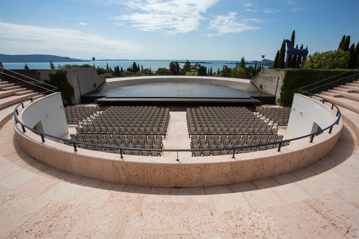 anfiteatro-all-aperto-con-pavimenti-in-pietra
