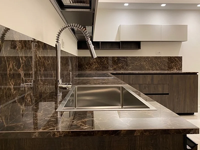 lavabo-cucina-con-superficie-in-pietra-marrone
