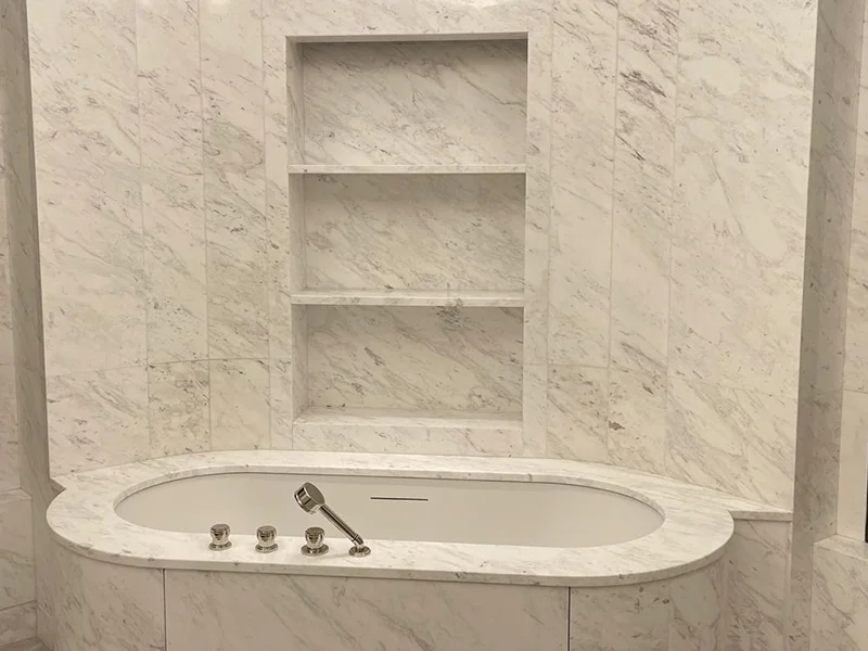 vasca-da-bagno-con-rivestimento-in-pietra